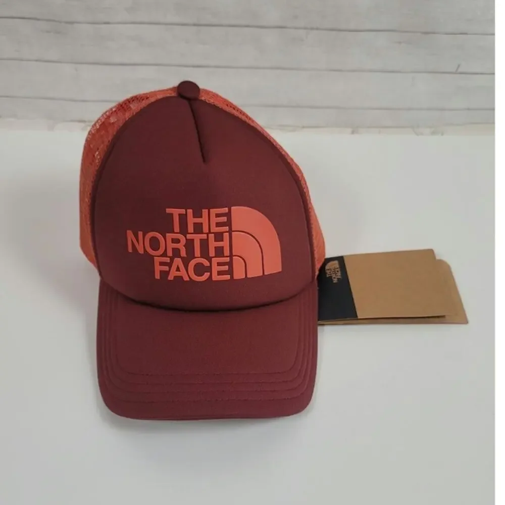 THE NORTH FACE LOGO TRUCKER HAT IN SUMAC, MARS DUST